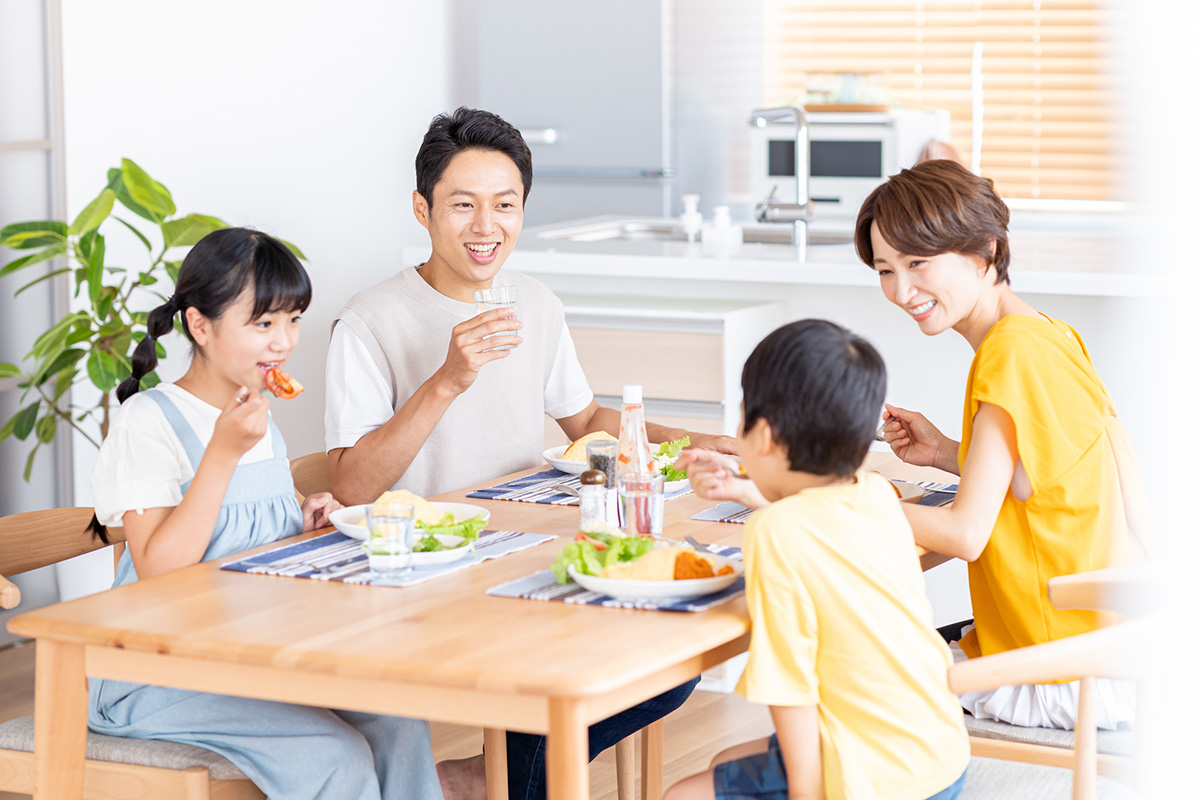 食卓、家族、笑顔の写真